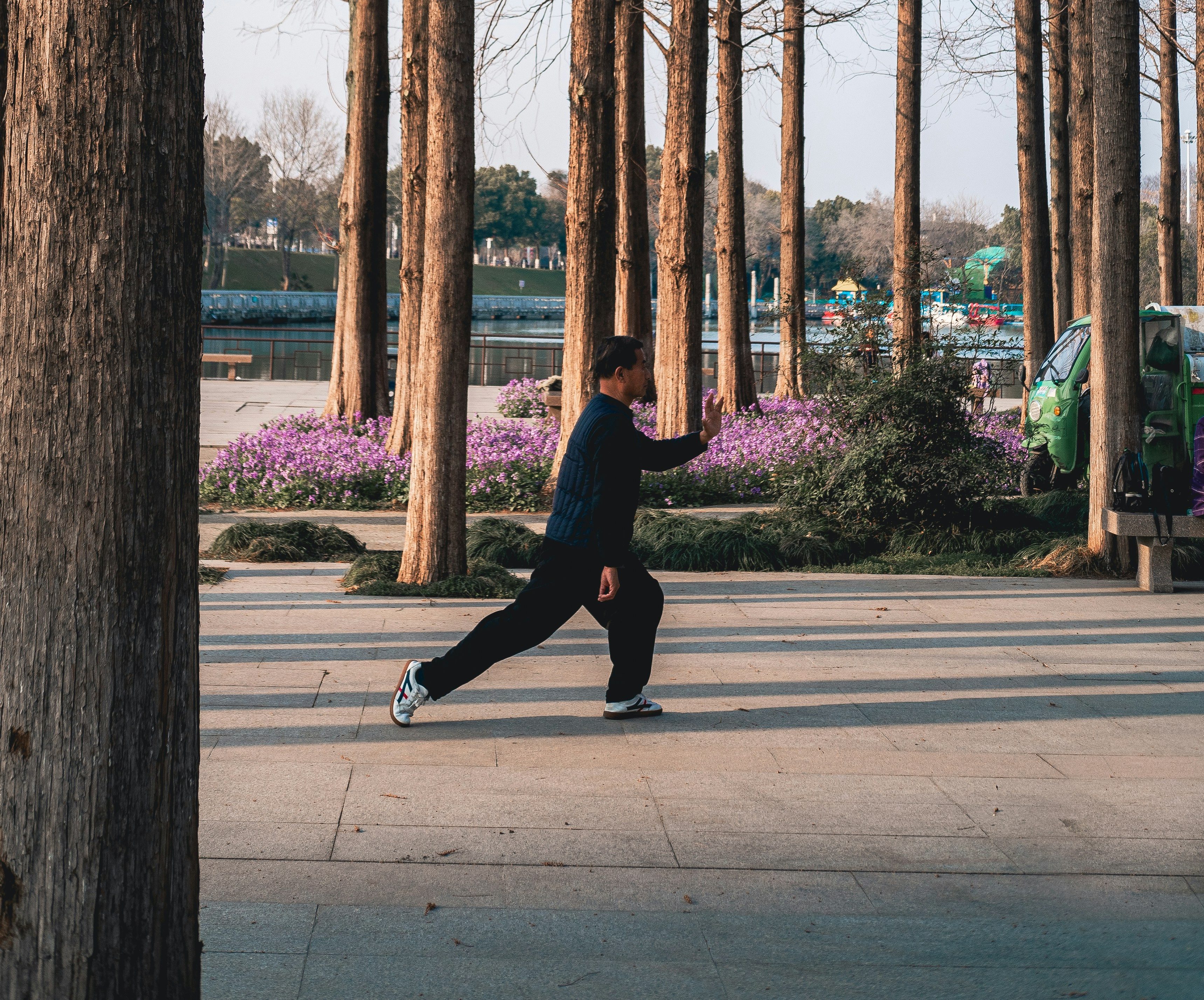 man doing t'ai chi stance